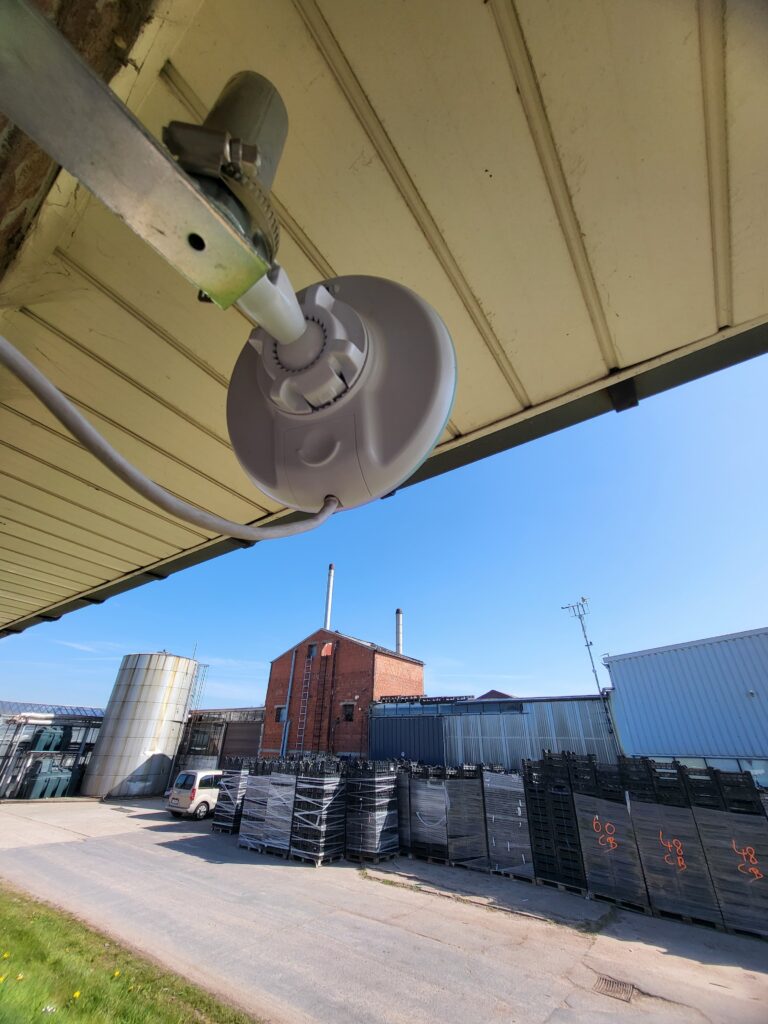 Unifi Building-to-Building aan een wall-mount